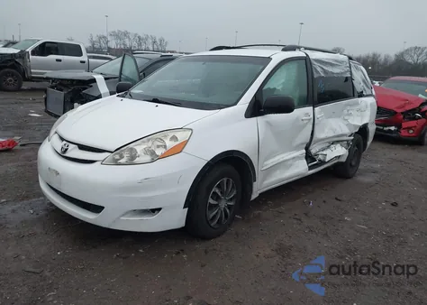 2010 Toyota Sienna Le z USA, uszkodzony, nr VIN 5TDKK4CC8AS318947